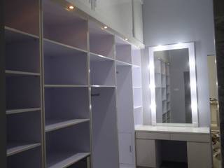 Ruang tidur utama dan lemari pakaian, luxe interior luxe interior Moderne kleedkamers Multiplex Wit