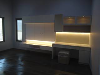 Ruang tidur utama dan lemari pakaian, luxe interior luxe interior 寝室ドレッサー 合板（ベニヤ板） 白色