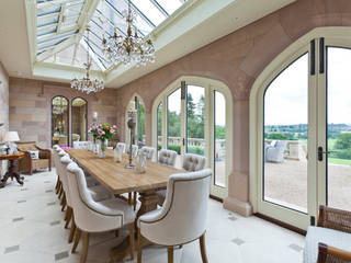 A striking solid construction orangery featuring doors with bronze inserts., Vale Garden Houses Vale Garden Houses Anexos de estilo moderno