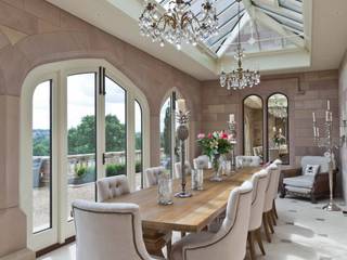 A striking solid construction orangery featuring doors with bronze inserts., Vale Garden Houses Vale Garden Houses Jardins de inverno modernos