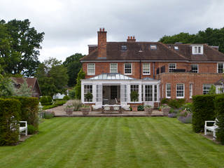 Elegant Georgian orangery with separate side entrance adjoining the home., Vale Garden Houses Vale Garden Houses بيت زجاجي خشب Wood effect