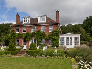 Elegant Georgian orangery with separate side entrance adjoining the home., Vale Garden Houses Vale Garden Houses Classic style conservatory Wood Wood effect