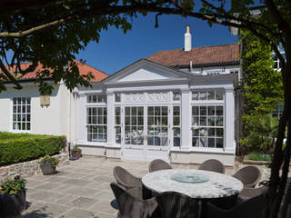 Twin roof lantern orangery homes a luxury kitchen, Vale Garden Houses Vale Garden Houses Jardins de inverno clássicos Madeira Efeito de madeira