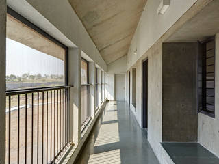 Girl's Home, DCOOP ARCHITECTS DCOOP ARCHITECTS Modern Corridor, Hallway and Staircase