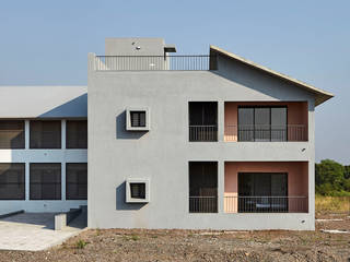 Girl's Home, DCOOP ARCHITECTS DCOOP ARCHITECTS منزل عائلي كبير أسمنت