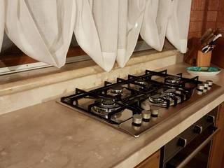 Cucina con lavello e piani in pietra beige, CusenzaMarmi CusenzaMarmi Cucina in stile mediterraneo Pietra Beige