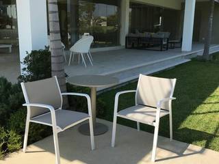 CASA COUNTRY CLUB CUERNAVACA , SINDO OUTDOOR SINDO OUTDOOR Minimalist balcony, veranda & terrace Aluminium/Zinc