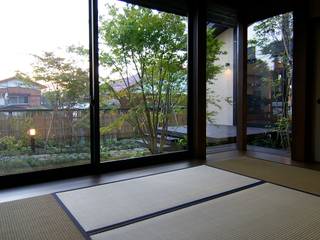 茶室と囲い庭の家・戸塚区, Sデザイン設計一級建築士事務所 Sデザイン設計一級建築士事務所 Ausgefallener Multimedia-Raum Holz Grün