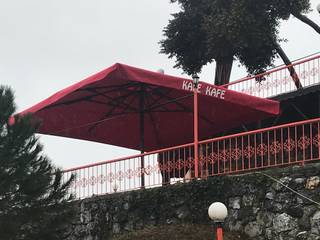 YOROS & KALE CAFE ŞEMSİYELERİ, Akaydın şemsiye Akaydın şemsiye Moderner Balkon, Veranda & Terrasse Aluminium/Zink Rot