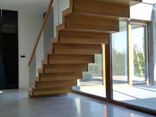 Nowoczesne i ekskluzywne SCHODY DYWANOWE DREWNIANE do twojego domu SCHOD-BID Korytarz, hol i schodySchody Drewno O efekcie drewna