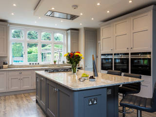 John Ladbury kitchen in Hertfordshire, John Ladbury and Company John Ladbury and Company Кухня в классическом стиле Дерево Эффект древесины