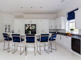 Stunning contemporary kitchen in Hertfordshire made and designed by John Ladbury and Company, John Ladbury and Company John Ladbury and Company Bếp xây sẵn Gỗ Wood effect