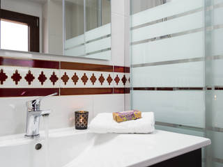 Home Staging y fotografía en apartamento en el Albayzín (Granada), Home & Haus | Home Staging & Fotografía Home & Haus | Home Staging & Fotografía Colonial style bathroom White