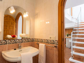 Home Staging y fotografía en apartamento en Villa Amani, Home & Haus | Home Staging & Fotografía Home & Haus | Home Staging & Fotografía Mediterranean style bathrooms