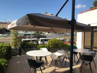 KOÇ HOLDİNG ŞEMSİYESİ, Akaydın şemsiye Akaydın şemsiye Moderner Balkon, Veranda & Terrasse Aluminium/Zink Beige