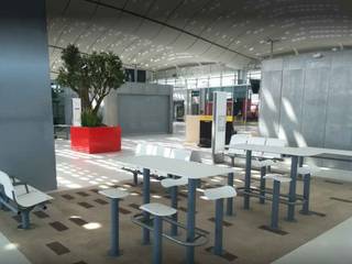 Grands Bacs à arbre STEELAB en aluminium – Gare TGV Montpellier, ATELIER SO GREEN ATELIER SO GREEN Aéroports modernes Aluminium/Zinc Rouge