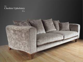 John Sankey sofa, The Cheshire Upholstery Company The Cheshire Upholstery Company Salas de estilo clásico Textil Ámbar/Dorado