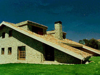 Casa de campo de piedra y teja , Manuel Monroy Pagnon, arquitecto Manuel Monroy Pagnon, arquitecto Casas campestres Piedra