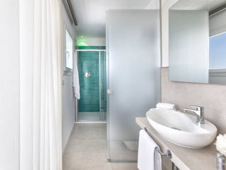 Hotel Meeting Riccione, POLISTUDIO A.E.S. POLISTUDIO A.E.S. Ванная комната в стиле минимализм