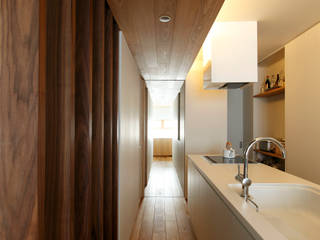 house IFU, 有限会社スマイルスタジオ／sMile sTudio 有限会社スマイルスタジオ／sMile sTudio Scandinavian style corridor, hallway& stairs