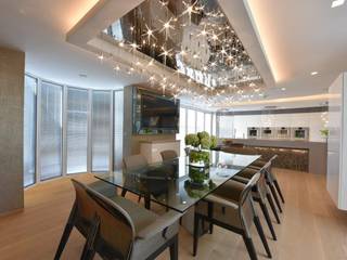 A High-End Kitchen Project Brings Luxury and Style, Diane Berry Kitchens Diane Berry Kitchens 빌트인 주방 유리 메탈릭 / 실버