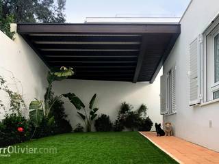 Pérgola minimalista en madera, NavarrOlivier NavarrOlivier Techos planos Madera Acabado en madera