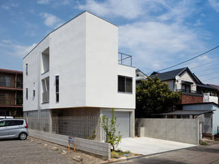 尾張の住宅／House in Owari, hm+architects 一級建築士事務所 hm+architects 一級建築士事務所 一戸建て住宅 コンクリート 白色