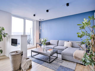 Salón con pared color turquesa Isabel Gomez Interiors Livings de estilo industrial Turquesa