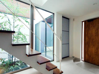 回遊する家, TERAJIMA ARCHITECTS／テラジマアーキテクツ TERAJIMA ARCHITECTS／テラジマアーキテクツ Modern corridor, hallway & stairs