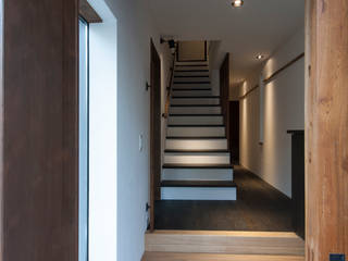 大きな提灯が下がる畳敷きのリビングのある住宅/提灯, 森村厚建築設計事務所 森村厚建築設計事務所 Asian style corridor, hallway & stairs