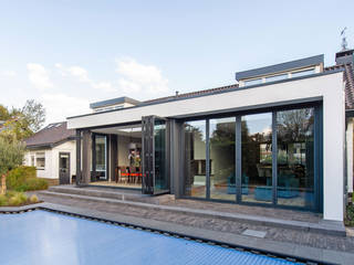 MODERNE AANBOUW MET HARMONICADEUREN EN GROOT DAKLICHT, ID-Architectuur ID-Architectuur Comedores de estilo moderno Vidrio