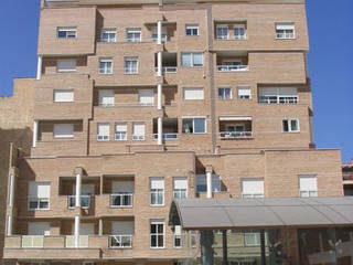 Proyecto de un edificio residencial en Granada por Domingo Chinchilla, dcr arquitecto dcr arquitecto Casas geminadas Tijolo