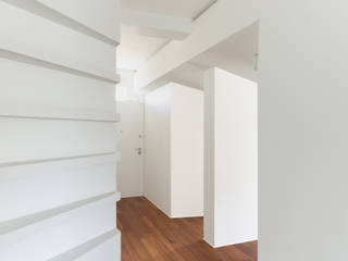 CASA FILO-SOFIA, DELISABATINI architetti DELISABATINI architetti Minimalist corridor, hallway & stairs Wood Wood effect