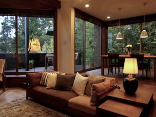 緑に囲まれたアウトドアリビングのある家・藤沢, Sデザイン設計一級建築士事務所 Sデザイン設計一級建築士事務所 Eclectic style living room Solid Wood Wood effect