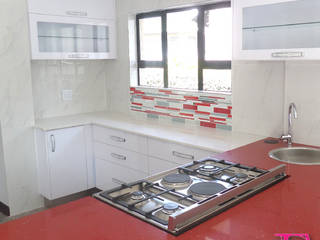 Ultra Modern Kitchen with Red Focalpoint, Ergo Designer Kitchens & Cabinetry Ergo Designer Kitchens & Cabinetry Вбудовані кухні Інженерне дерево Прозорий
