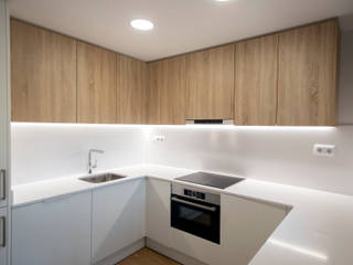 Reforma integral de vivienda en Rubí, Grupo Inventia Grupo Inventia Built-in kitchens Wood-Plastic Composite