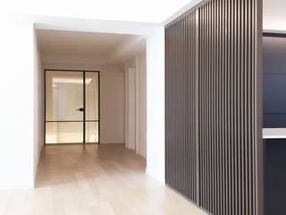 God is in the details 간살도어 프리미엄인테리어도어, WITHJIS(위드지스) WITHJIS(위드지스) Modern corridor, hallway & stairs Aluminium/Zinc Black