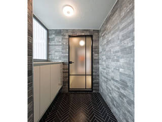 편개형도어,ALU-SW,알루미늄 여닫이도어, 욕실도어, 명품도어, WITHJIS(위드지스) WITHJIS(위드지스) Modern corridor, hallway & stairs Aluminium/Zinc Black