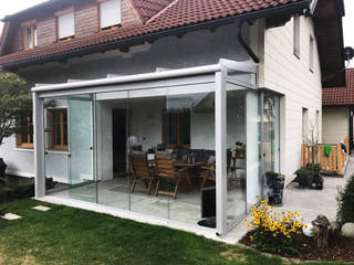 Schmidinger-Wintergarten mit transparenten Glasschiebetüren, Schmidinger Wintergärten, Fenster & Verglasungen Schmidinger Wintergärten, Fenster & Verglasungen Nhà kính phong cách hiện đại Ly