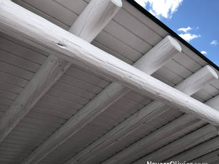 Pérgola blanca vintage para ático, NavarrOlivier NavarrOlivier Rustykalny balkon, taras i weranda Drewno O efekcie drewna