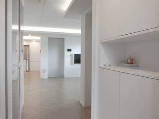 Corredores e halls de entrada  por 홍예디자인