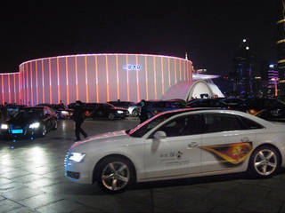 Audi A8L Guangzhou, China , FISCHER & PARTNER lichtdesign. planung. realisierung FISCHER & PARTNER lichtdesign. planung. realisierung Espaços comerciais