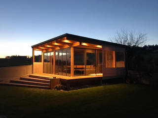 Schiebe-Dreh-Türe und Schiebetüre für Gartenhaus aus Holz, Schmidinger Wintergärten, Fenster & Verglasungen Schmidinger Wintergärten, Fenster & Verglasungen Modern Bahçe Cam