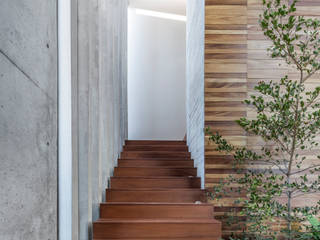 Casa Puerta del Bosque, MIDE Estudio MIDE Estudio Stairs Wood Wood effect