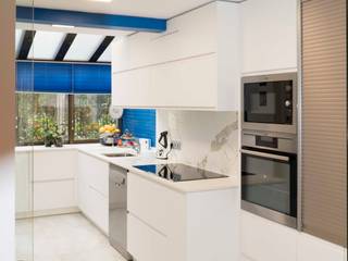 Cocina blanca moderna sin tiradores encimera Dekton, Suarco Suarco Modern Mutfak