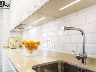 Cocina Blanca de 15 m2 moderna sin tiradores, Suarco Suarco Modern Mutfak