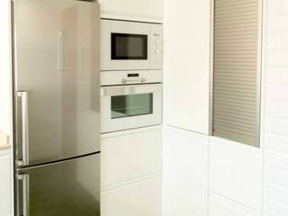 Cocina Blanca de 15 m2 moderna sin tiradores, Suarco Suarco Nowoczesna kuchnia