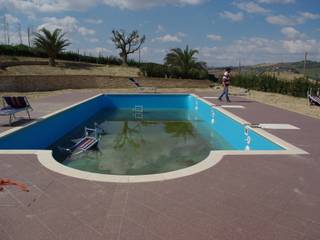 RISTRUTTURAZIONE PISCINA, Ciampini srl Ciampini srl Giardino con piscina