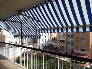 Toldos para tu terraza o jardín en Barcelona, TOLDOS CLOT, S.L. TOLDOS CLOT, S.L. Śródziemnomorskie okna i drzwi