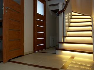 Smart stair lighting: Motion sensor-activated and programmable system , Stellar Lighting Ltd. Stellar Lighting Ltd. Pasillos, vestíbulos y escaleras modernos Aluminio/Cinc